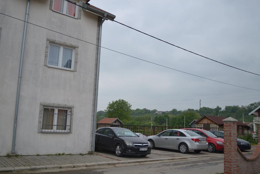 Airport Apartments Belgrado Buitenkant foto